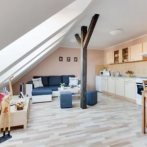 Jane's Attic Apartmán